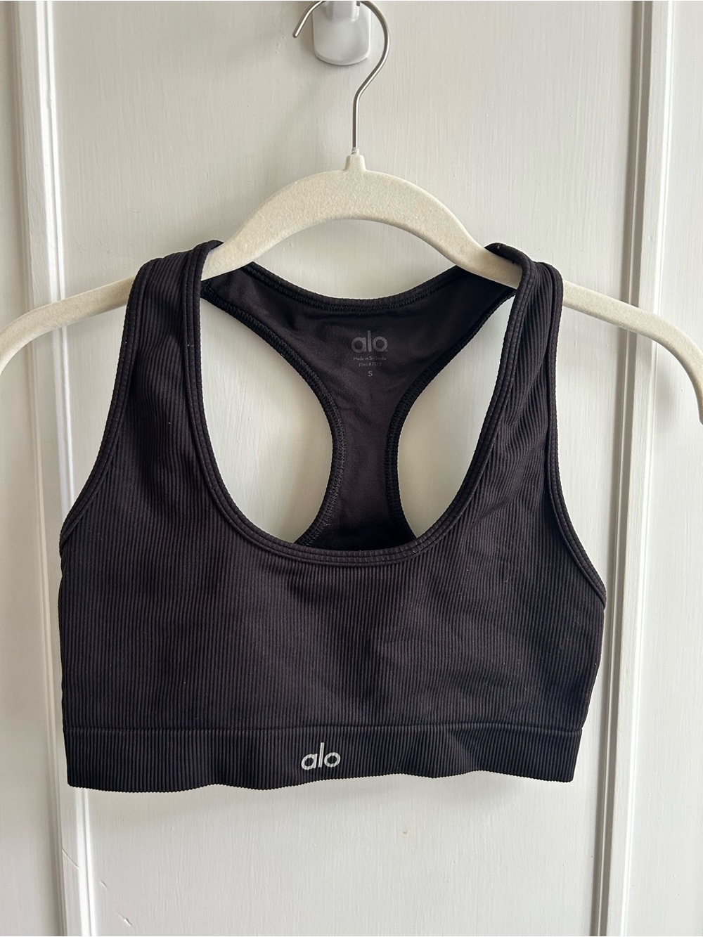 Alo Ribbed Racerback Sports Bra in Black Size S